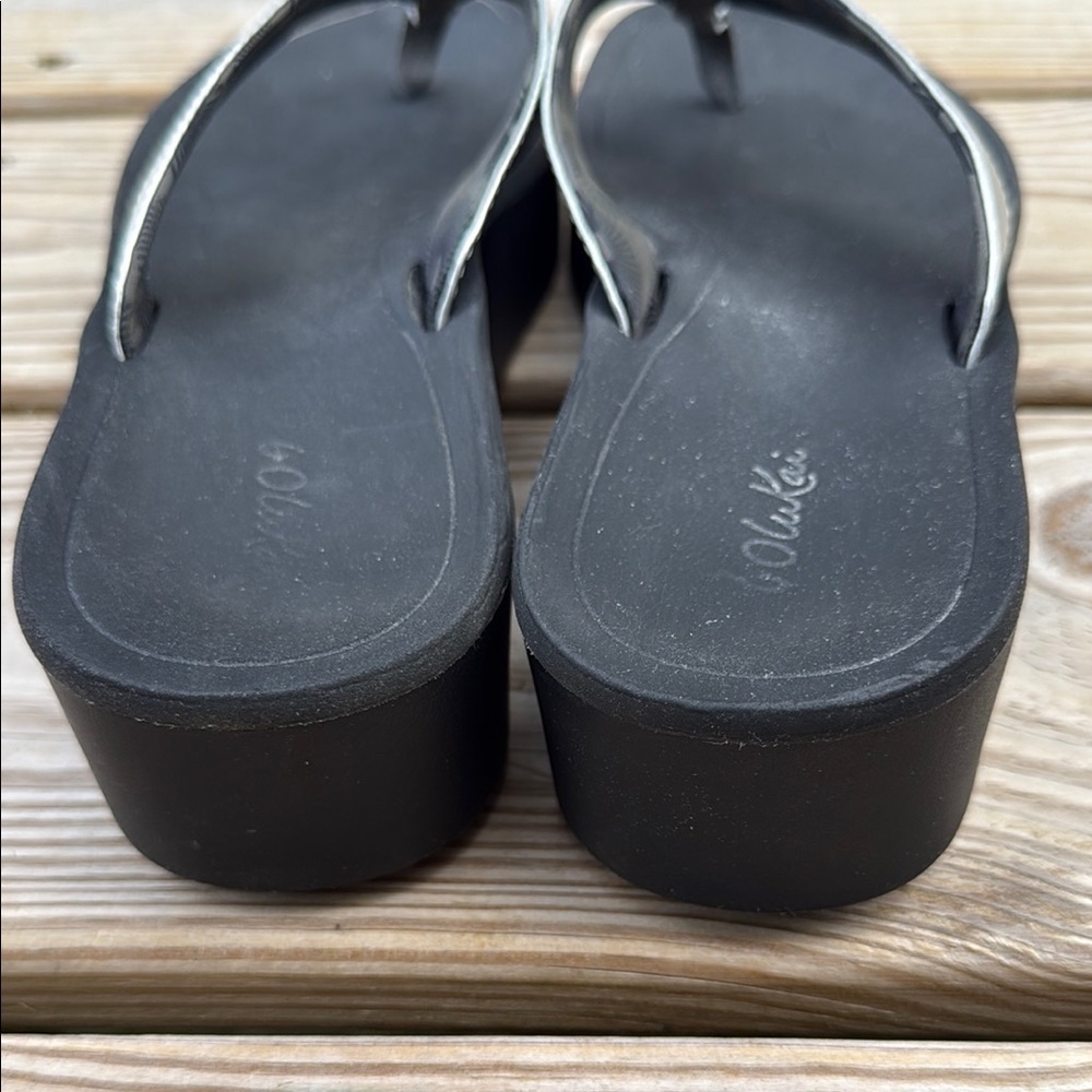 OluKai Size 10 Black and Gray Sandals with Wave Pattern Sole - Picture 4 of 7